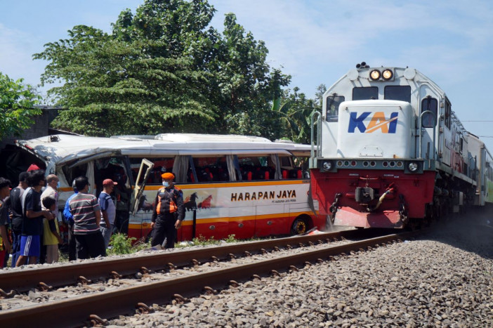 Akibat Tawuran Antar Pelajar Seorang Plajar Tewas Tertabrak KRL