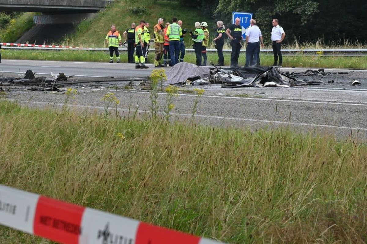 Pesawat Kecil Jatuh Di Jalan Tol Pilot Tidak Bisa Terselamatkan